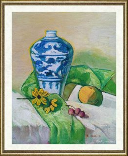 白芸_绿布背景中的青花瓶
